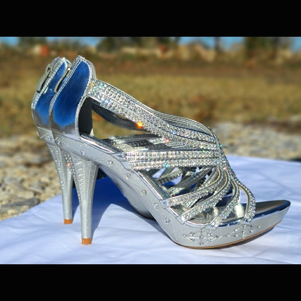 Delicacy Silver Stilletos Size 9 - Picture 1 of 6